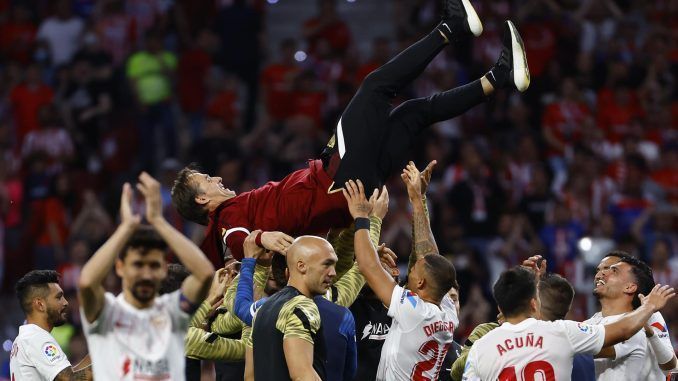 Los jugadores del Sevilla mantean a su entrenador Julen Lopetegui al término del partido correspondiente a la jornada 37 de primera división disputado ante el Atlético de Madrid este domingo en el Wanda Metropolitano. Con el reparto de puntos el conjunto andaluz se ha asegurado disputar la Liga de Campeones la próxima temporada. EFE /Sergio Pérez
