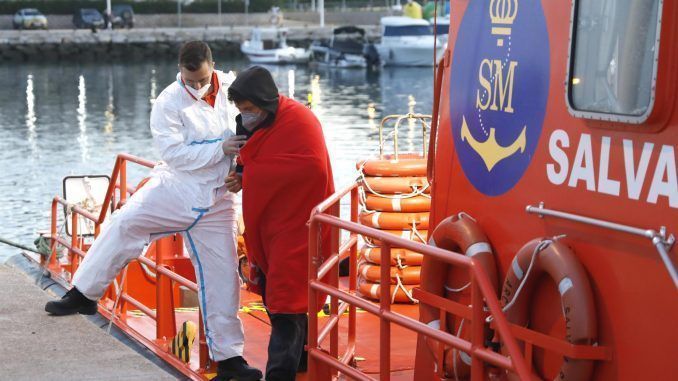 Imagen de archivo del rescate de un grupo de inmigrantes por parte del Servicio de Salvamento Marítimo. EFE/Archivo
