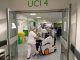 Imagen de archivo de varios anitarios del Hospital Universitario Central de Asturias (HUCA), en Oviedo, trabajando en una de las UCI del centro hospitalario. EFE/ J.L.Cereijido