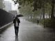 Fotografía de archivo de un hombre pasea bajo la lluvia en Valencia. EFE/Ana Escobar