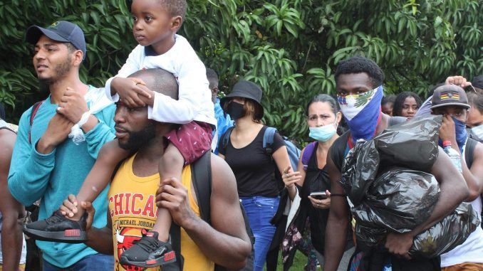 Una caravana de migrantes en su mayoría haitianos, caminan en una carretera en el municipio de Tapachula, en el estado de Chiapas (México). Imagen de archivo. EFE/Juan Manuel Blanco
