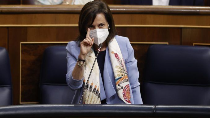 La ministra de Defensa, Margarita Robles (d), durante la sesión de control al Gobierno celebrada este miércoles en el Congreso. EFE/Juan Carlos Hidalgo
