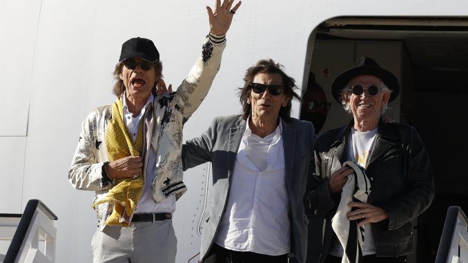 Los integrantes de The Rolling Stones Mick Jagger (i), Keith Richards (d), y Ron Wood, a su llegada este jueves en el aeropuerto Adolfo Suárez Madrid-Barajas. EFE/Mariscal
