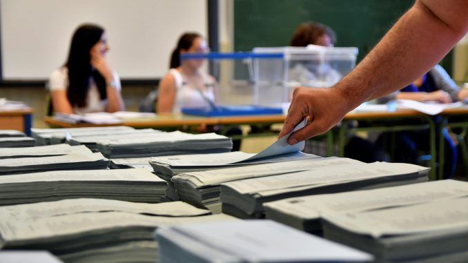 El Partido Popular ganaría las próximas elecciones en Andalucía con una holgada ventaja frente al PSOE y sumaría más escaños que toda la izquierda junta, según la encuesta sobre intención de voto elaborada por Sigma Dos para Antena 3 Noticias. EFE/Archivo
