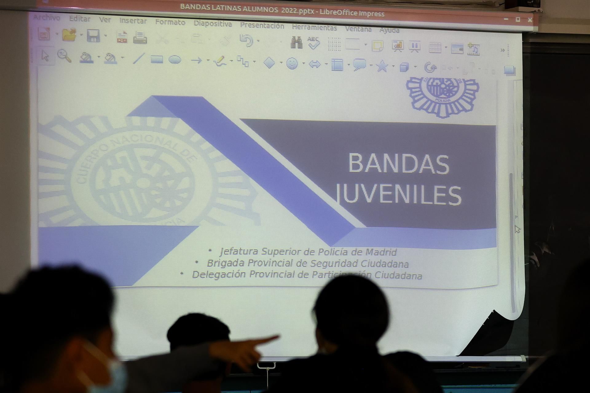 Charla de policías nacionales sobre bandas en un Instituto madrileño. La edad de acceso a las bandas juveniles se ha situado en los 12 años. Los mayores intentan pescar a los chavales recién llegados al instituto a los que ofrecen popularidad, supuesta protección y dinero. Y al instituto acuden también agentes de la Policía para decirles que las bandas "no son un juego". EFE/Chema Moya
