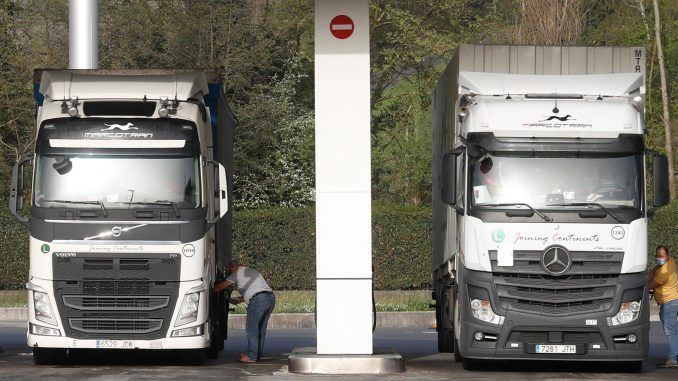 Varios camioneros repostan en la zona fronteriza de Behobia en Irun, en una fotografía de archivo. EFE/Juan Herrero.
