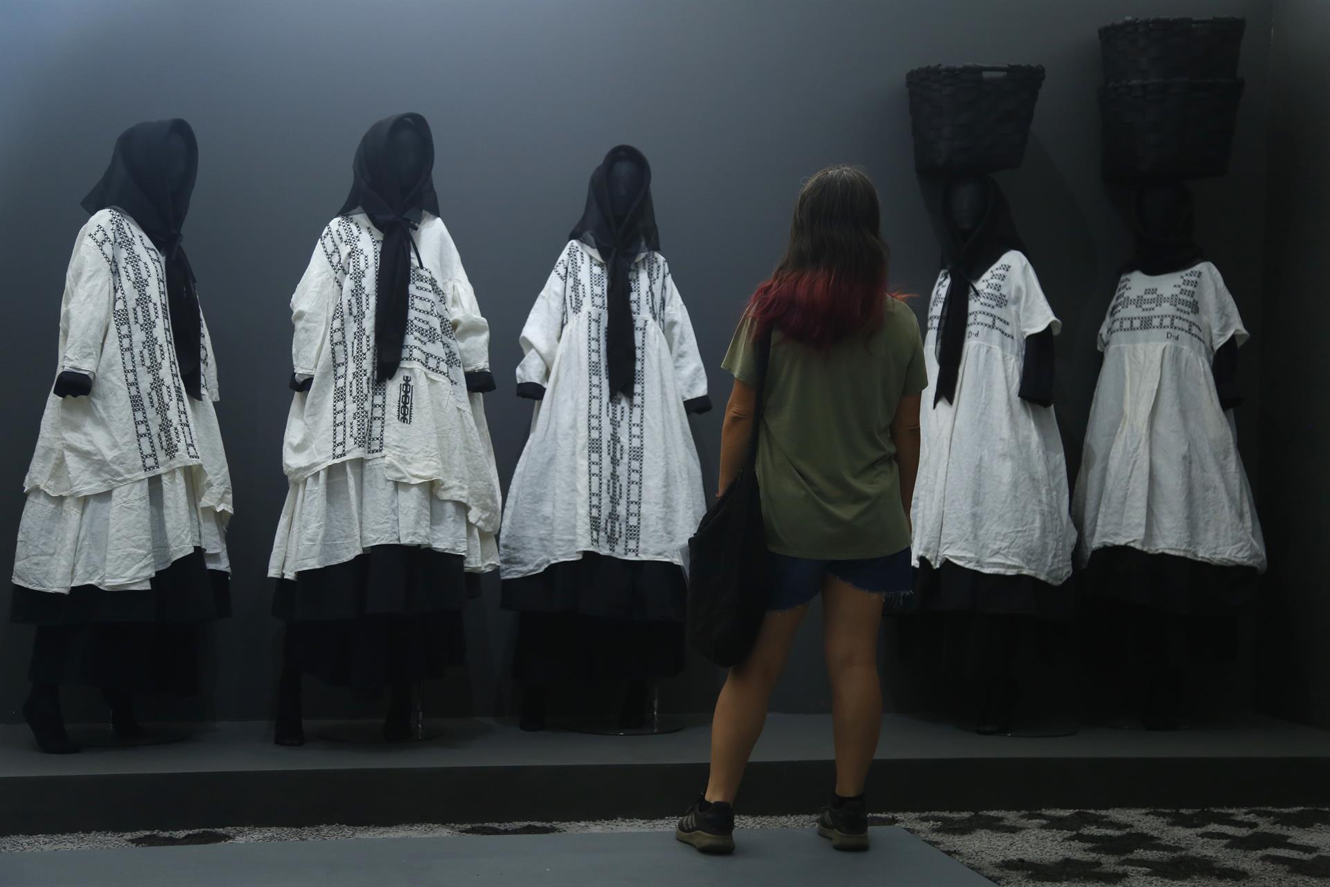 Una mujer observa la exposición "Mujer de Negro", traída desde Galicia, España, el 13 de mayo de 2022 en el Museo de Arte de Zapopan, estado de Jalisco (México). EFE/Francisco Guasco
