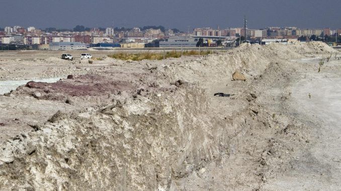 Vista de los terrenos donde están ubicadas las balsas de fosfoyesos generados por Fertiberia en la Ría de Huelva. EFE/Archivo
