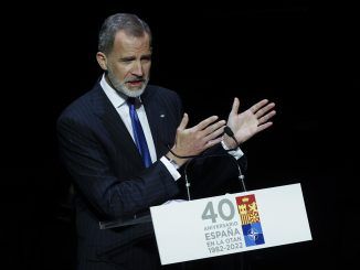 El rey Felipe VI interviene durante el acto de conmemoración por el 40 aniversario del ingreso de España en la OTAN celebrado en el Teatro Real de Madrid este lunes. EFE/ Juan Carlos Hidalgo