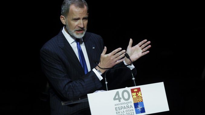 El rey Felipe VI interviene durante el acto de conmemoración por el 40 aniversario del ingreso de España en la OTAN celebrado en el Teatro Real de Madrid este lunes. EFE/ Juan Carlos Hidalgo
