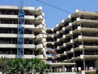 En la imagen de archivo viviendas en construcción en Estepona (Málaga). EFE/Paco Torrente