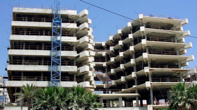 En la imagen de archivo viviendas en construcción en Estepona (Málaga). EFE/Paco Torrente