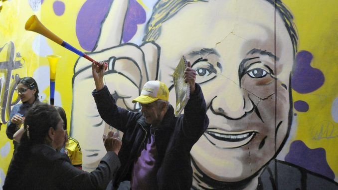 Simpatizantes del candidato presidencial Rodolfo Hernández acuden a la sede de campaña tras la jornada de elecciones a presidente de Colombia para el periodo 2022-2026, en Bogotá (Colombia), en una fotografía de archivo. EFE/Natalia Pedraza
