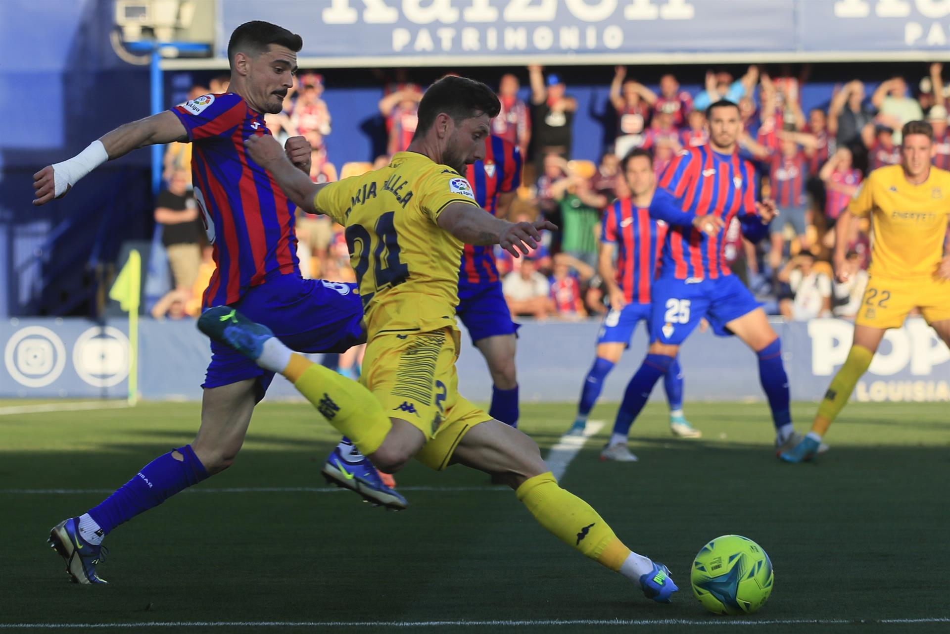 El delantero del Alcorcón, Borja Valle (d), se dispone a golpear el balón ante el defensor del Eibar durante el encuentro correspondiente a la última jornada de segunda división que disputaron en el estadio Santo Domingo. EFE / Fernando Alvarado.
