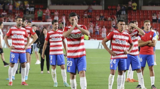 Los jugadores del Granada al término del partido de Liga en Primera División ante el Espanyol disputado en el Nuevo Estadio Los Carmenes. EFE
