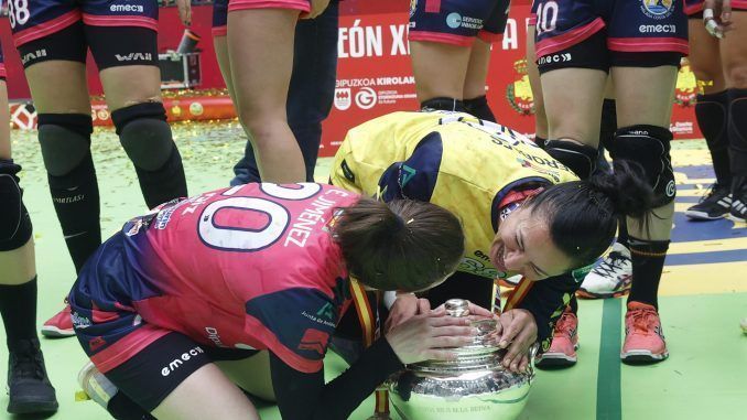 Las jugadoras del Málaga celebran su victoria en la final de la Copa de la Reina de balonmano entre el Costa Sol Málaga y el Atlético Guardés, este domingo en la plaza de toros de Illumbe en San Sebastián. EFE/Javier Etxezarreta
