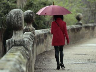 Una persona pasea bajo la lluvia, en una fotografía de archivo. EFE/Ana Escobar