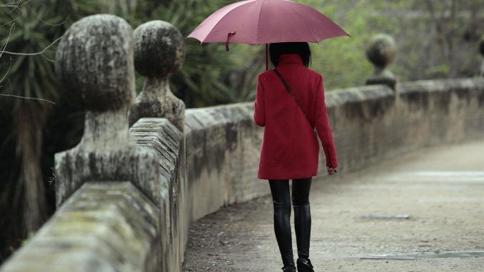 Una persona pasea bajo la lluvia, en una fotografía de archivo. EFE/Ana Escobar
