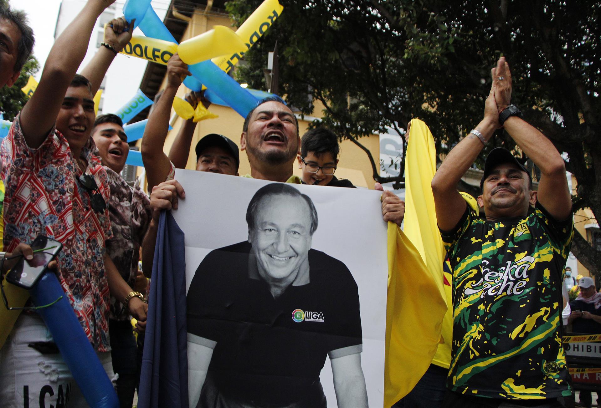 Un grupo de simpatizantes celebra hoy a las afueras de la sede de campaña del candidato a la presidencia Rodolfo Hernández, luego de la jornada de elecciones para elegir presidente de Colombia para el periodo 2022-2026, en Bucaramanga (Colombia). EFE/Mario Caicedo
