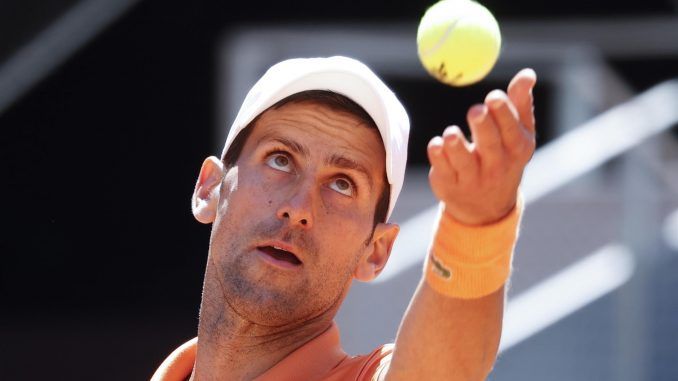 El serbio Novak Djokovic sirve la bola al polaco Hubert Hurkacz durante su partido de cuartos de final del Mutua Madrid Open, en la Caja Mágica. EFE/Emilio Naranjo
