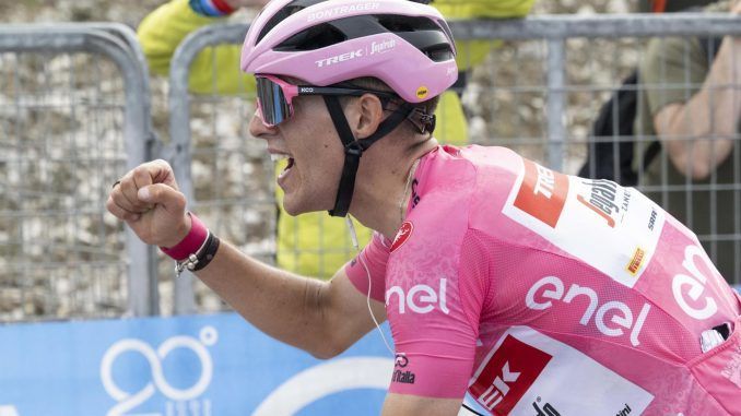 El sevillano Juan Pedro López, del Trek-Segafredo, en una de las etapas del Giro de Italia. EFE/Maurizio Brambatti
