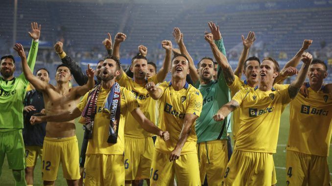 Los jugadores del Cádiz celebran la victoria ante el Alavés, al término del partido de Liga en Primera División disputado este domingo en el estadio de Mendizorroza, en Vitoria. EFE
