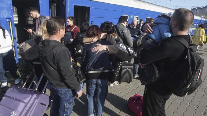 Civiles ucranainos se despiden de familiares y amigos en Odesa, antes de tomar un tren rumbo a Polonia, para huir de la guerra. EFE/EPA/STEPAN FRANKO
