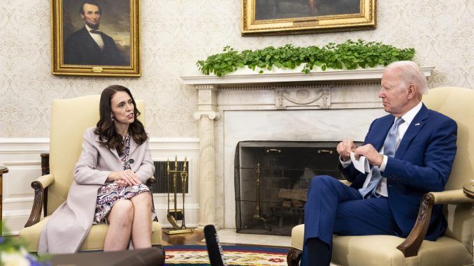 El presidente de los Estados Unidos, Joe Biden (d), se reúne con Jacinda Ardern (i) primera ministra de Nueva Zelanda, en la Oficina Oval de la Casa Blanca en Washington. EFE/EPA/DOUG MILLS / POOL
