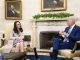 El presidente de los Estados Unidos, Joe Biden (d), se reúne con Jacinda Ardern (i) primera ministra de Nueva Zelanda, en la Oficina Oval de la Casa Blanca en Washington. EFE/EPA/DOUG MILLS / POOL