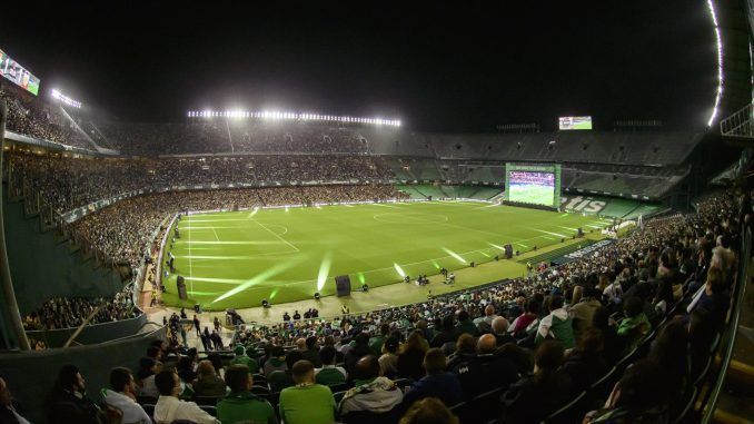 Seguidores del Real Betis en el estadio Benito Villamarín, donde instaló una pantalla gigante para seguir la final de la Copa del Rey. EFE/Raúl Caro
