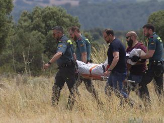 Levantamiento del cadáver del presunto asesino de la mujer de 48 años encontrada muerta ayer en un restaurante de Tomelloso, con heridas de arma blanca, en el Embalse de Peñarrolla. EFE/Jesús Monroy