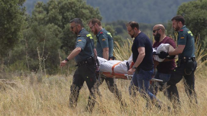 Levantamiento del cadáver del presunto asesino de la mujer de 48 años encontrada muerta ayer en un restaurante de Tomelloso, con heridas de arma blanca, en el Embalse de Peñarrolla. EFE/Jesús Monroy
