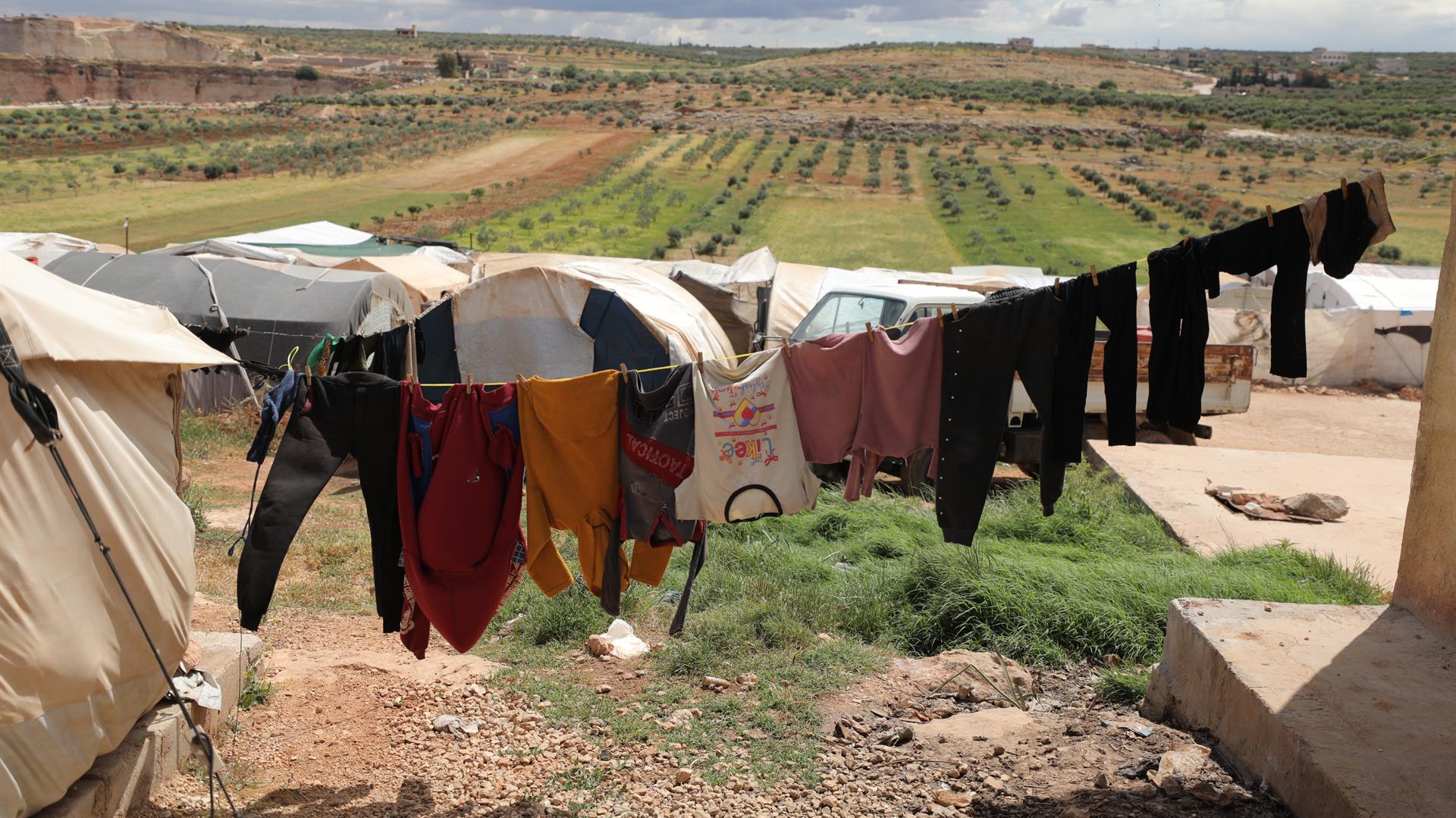 Ropa tendida en un campamento para refugiados en Idlib, Siria. EFE/EPA/YAHYA NEMAH
