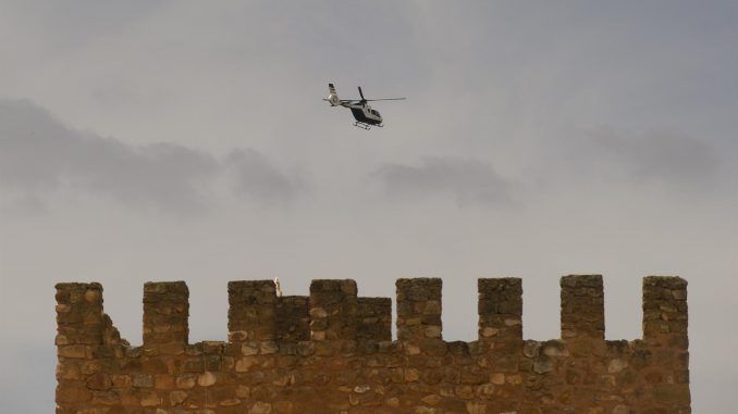 Un helicóptero sobrevuela la localidad de Tomelloso (Toledo) este lunes. El presunto asesino de la mujer de 48 años encontrada muerta ayer en un restaurante de Tomelloso, con heridas de arma blanca, ha aparecido muerto en el Embalse de Peñarrolla. EFE/Jesús Monroy
