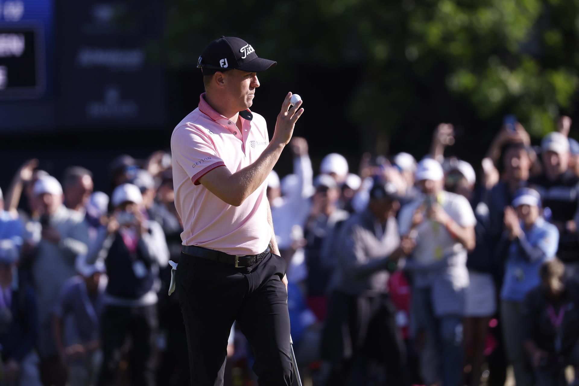 Justin Thomas de EE.UU. sostiene su pelota para saludar a la multitud después de marcar el primer hoyo de desempate contra Will Zalatoris de EE. UU. EFE/EPA/TANNEN MAURY
