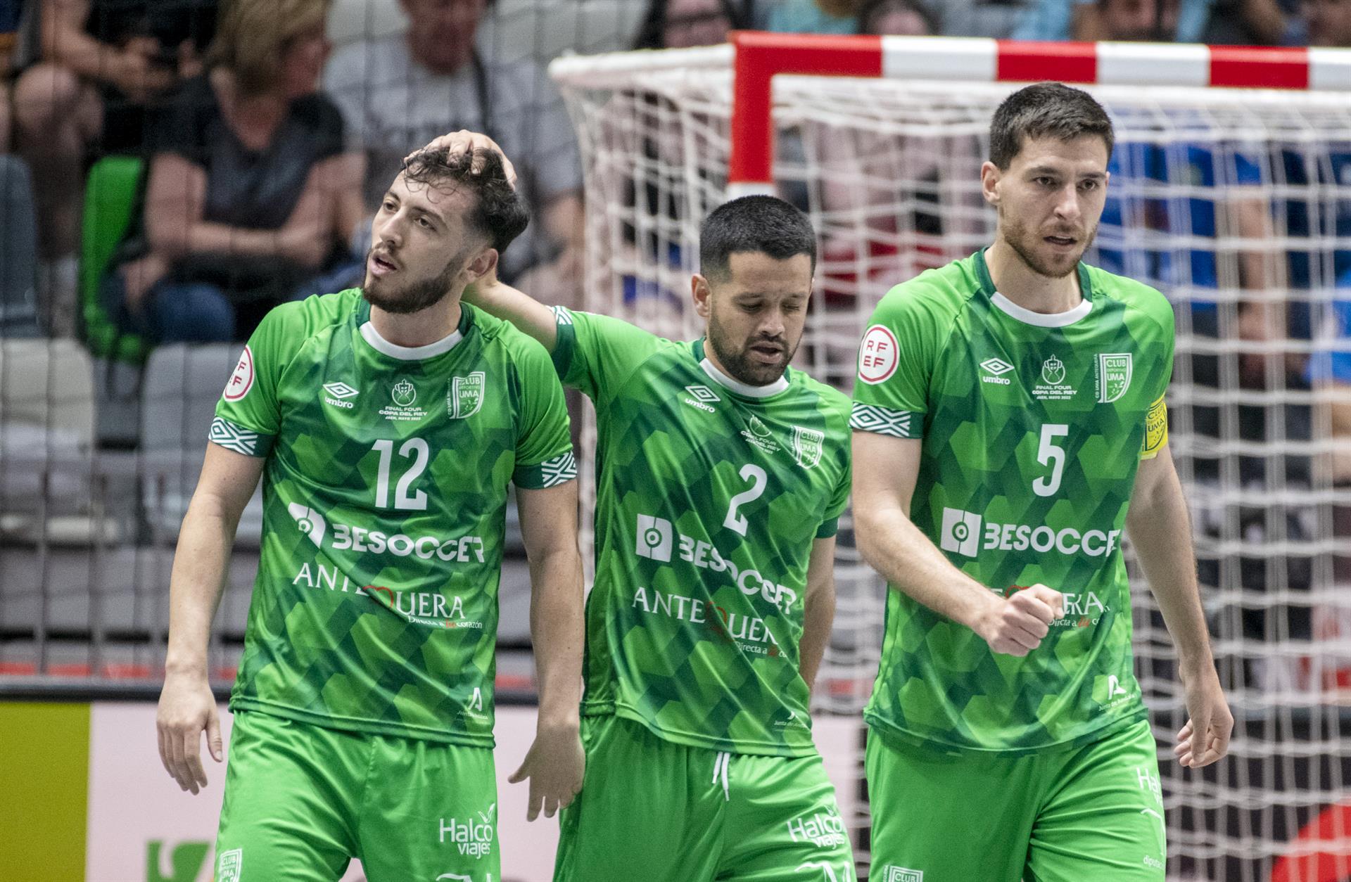 Los jugadores del UMA Antequera celebran el tercer gol del equipo andaluz durante el encuentro correspondiente a la final de la Copa del Rey de fútbol sala que disputaron el UMA Antequera y Viña Albali en el pabellón Olivo Arena de Jaén. EFE/José Manuel Pedrosa.
