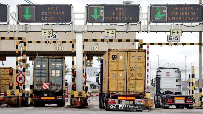 Varios camiones entran en el puerto de Valencia, en una imagen de archivo. EFE/Manuel Bruque
