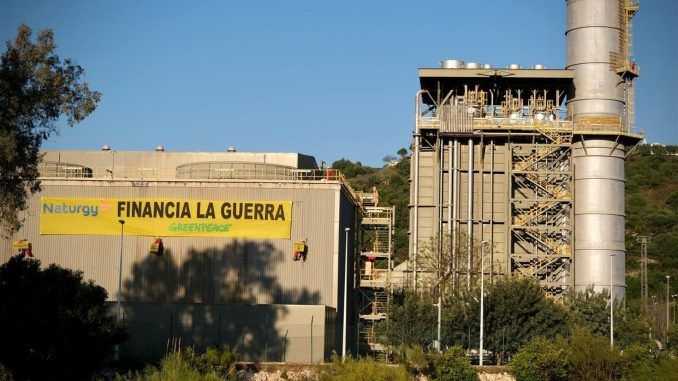 Una treintena de activistas de Greenpeace ha accedido a primera hora de la mañana de este jueves a la central de Naturgy en Málaga para denunciar que está "costeando" la invasión de Ucrania con la compra de gas ruso. Los participantes en la protesta han desplegado una pancarta de 15 metros en la chimenea y en las torres de refrigeración de la central, situada en la barriada malagueña de Campanillas. EFE/Greenpeace SOLO USO EDITORIAL/SOLO DISPONIBLE PARA ILUSTRAR LA NOTICIA QUE ACOMPAÑA (CRÉDITO OBLIGATORIO)
