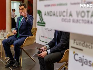 El presidente de la Junta de Andalucía y candidato a la reelección por el PP, Juanma Moreno, durante su intervención hoy martes en un encuentro informativo con motivo de las elecciones andaluzas del día 19 de junio. EFE/Julio Muñoz