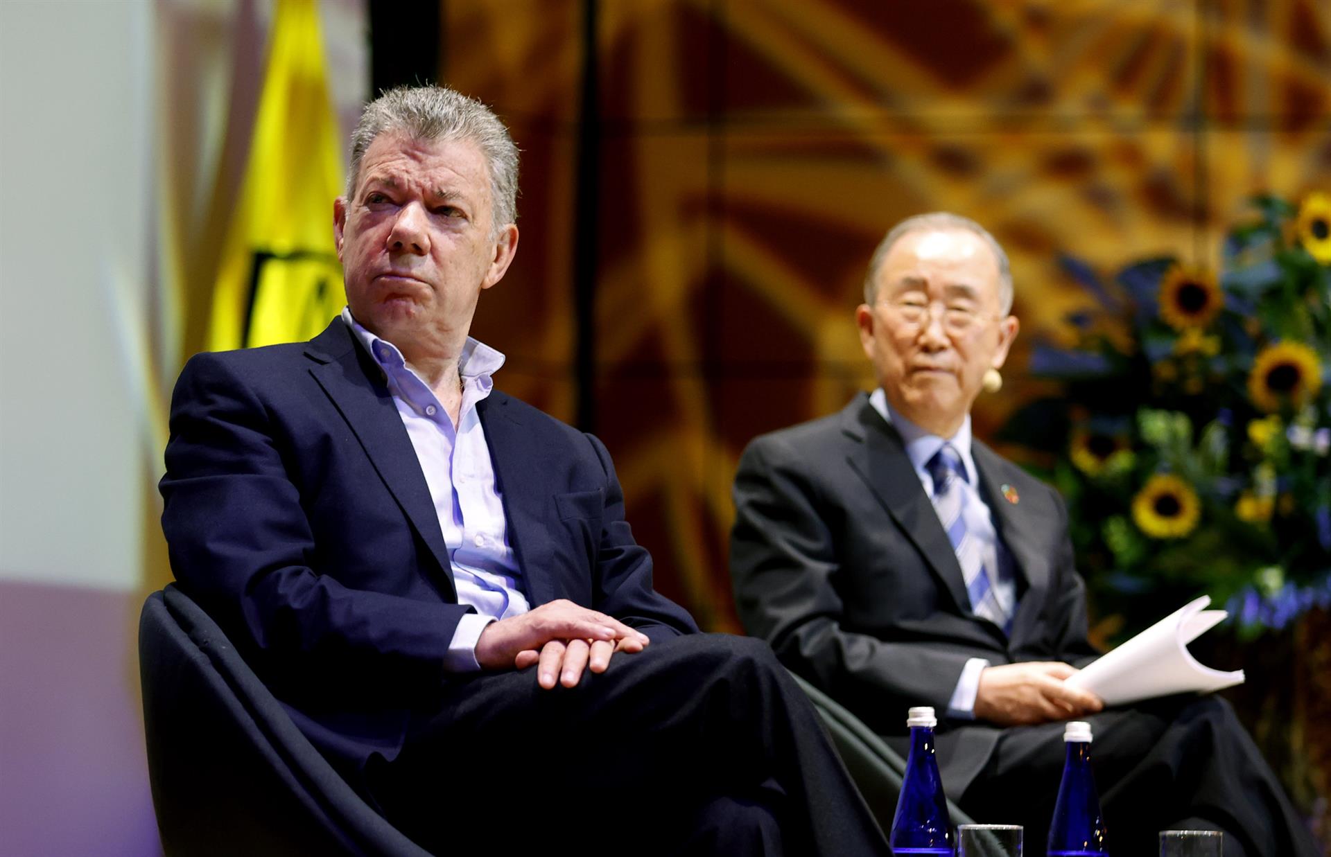 El ex secretario general de la ONU Ban Ki-moon (d), acompañado del expresidente de Colombia, Juan Manuel Santos (i), participa en un conversatorio académico hoy, en la Universidad de Los Andes, en Bogotá (Colombia). EFE/ Mauricio Dueñas Castaeda
