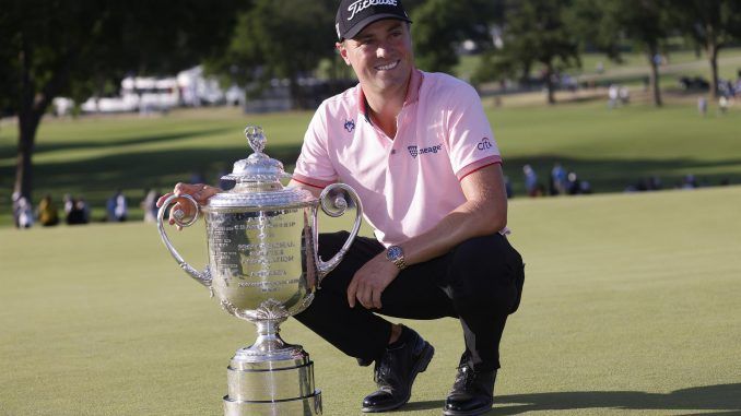 Justin Thomas de los EE.UU. posa con el Trofeo del Campeonato de la PGA después de ganar la ronda de playoffs contra Will Zalatoris de los EE.UU. EFE/EPA/TANNEN MAURY
