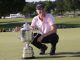 Justin Thomas de los EE.UU. posa con el Trofeo del Campeonato de la PGA después de ganar la ronda de playoffs contra Will Zalatoris de los EE.UU. EFE/EPA/TANNEN MAURY