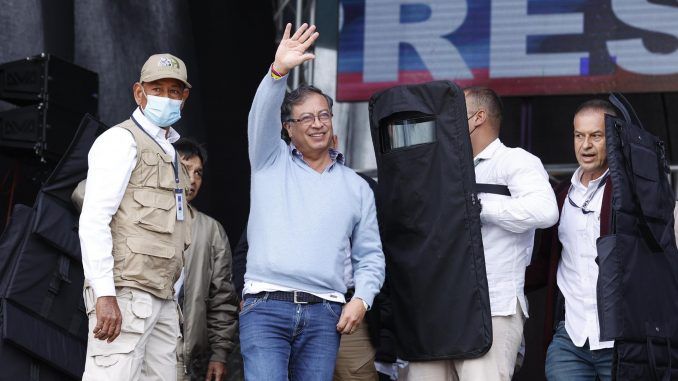 El candidato presidencial colombiano Gustavo Petro saluda a sus seguidores durante un acto de campaña en Soacha (Colombia), este 15 de mayo de 2022. EFE/Mauricio Dueñas Castañeda
