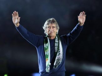 El técnico chileno del Betis, Manuel Pellegrini, celebra el título de campeón de la Copa del Rey logrado por su equipo. EFE/Raúl Caro