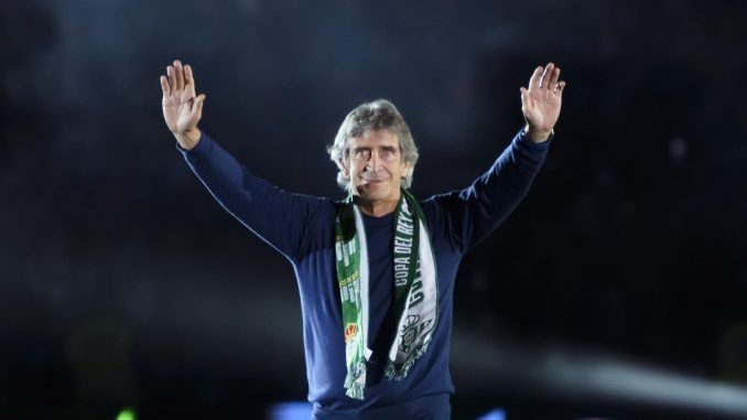 El técnico chileno del Betis, Manuel Pellegrini, celebra el título de campeón de la Copa del Rey logrado por su equipo. EFE/Raúl Caro
