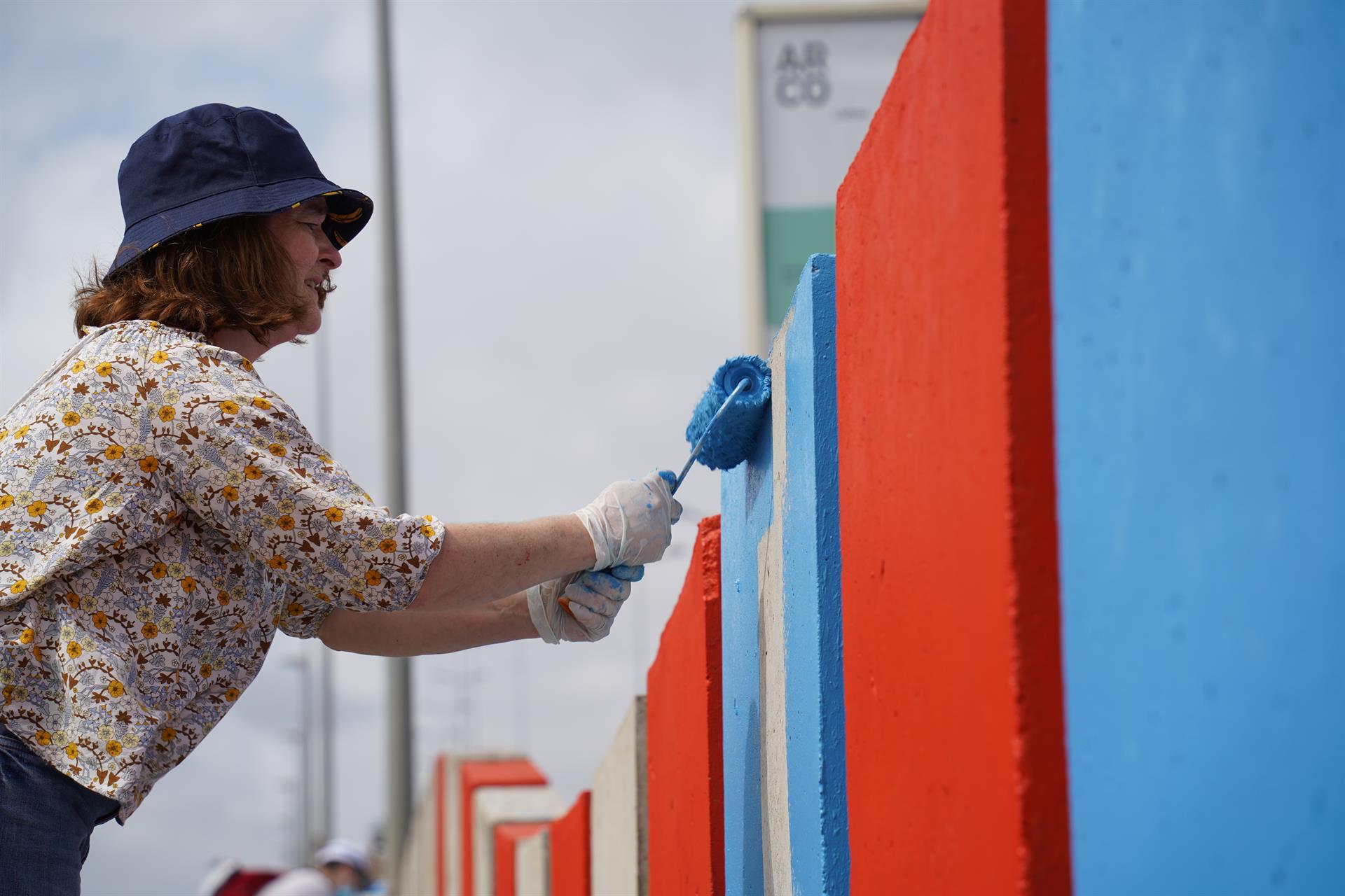 Un muro que bordea el río Tajo en Lisboa se va a transformar en una de las mayores obras de arte público de la ciudad gracias al proyecto Alfa Bravo, que reúne este domingo a voluntarios y personas sin hogar para pintar una corriente pictórica de 3,8 kilómetros. EFE/ Gafx Media SOLO USO EDITORIAL/SOLO DISPONIBLE PARA ILUSTRAR LA NOTICIA QUE ACOMPAÑA (CRÉDITO OBLIGATORIO)
