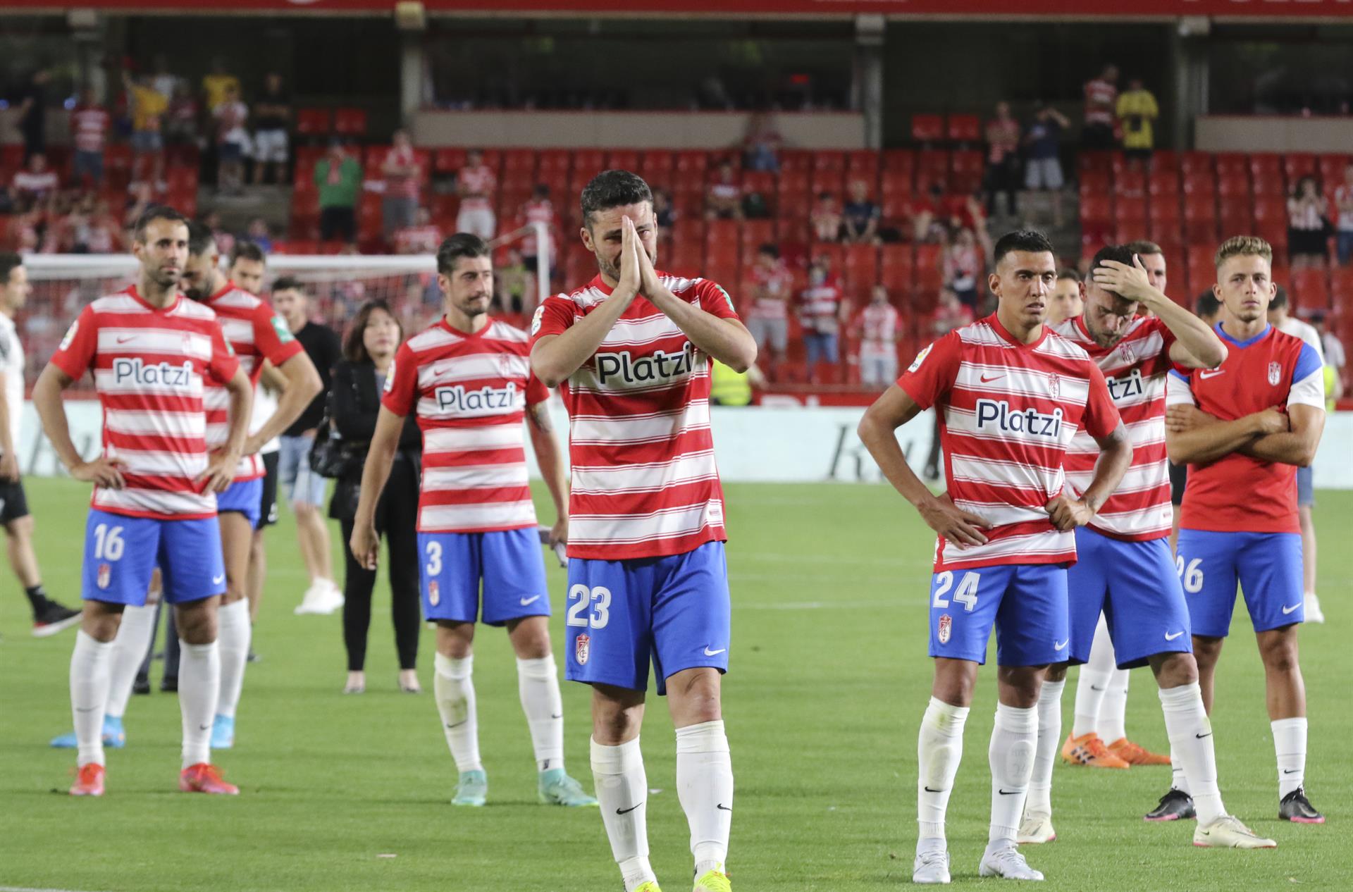 Los jugadores del Granada al término del partido de Liga en Primera División ante el Espanyol disputado en el Nuevo Estadio Los Carmenes, en Granada. EFE/Pepe Torres
