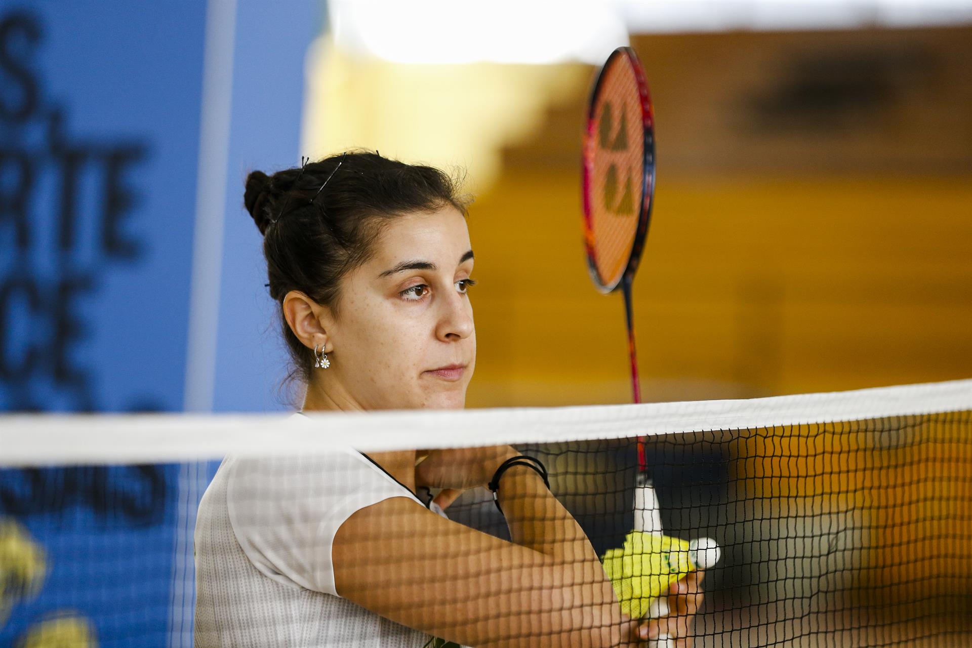 La campeona de Europa de bádminton, Carolina Marín, imparte este jueves una clase magistral a 120 alumnos de 1º y 3º de ESO del IES Carlos III y del IES Gómez Moreno en Madrid. EFE/Víctor Casado
