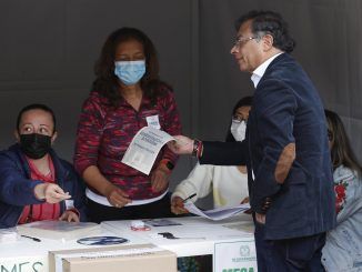 El candidato a la presidencia de Colombia por la Coalición Pacto Histótico, Gustavo Petro, recibe su tarjeta electoral este 29 de mayo de 2022, en un centro de votación en Bogotá (Colombia). EFE/Mauricio Dueñas Castañeda