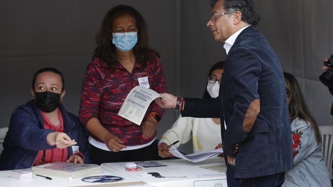 El candidato a la presidencia de Colombia por la Coalición Pacto Histótico, Gustavo Petro, recibe su tarjeta electoral este 29 de mayo de 2022, en un centro de votación en Bogotá (Colombia). EFE/Mauricio Dueñas Castañeda
